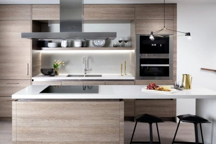 Khu bếp nấu bố trí gọn gàng với máy hút mùi giúp giảm khói và mùi hiệu quả.