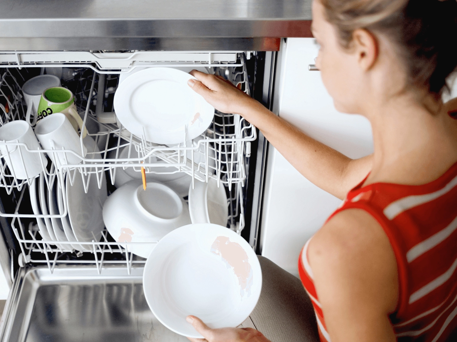 Lấy bát đĩa sau khi rửa xong