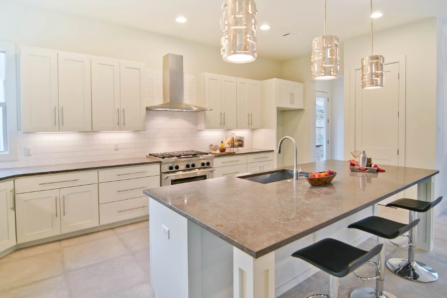 Thiết kế b&agrave;n bếp đẹp với t&ocirc;ng m&agrave;u nhẹ tạo điểm nhấn thanh lịch cho kh&ocirc;ng gian.