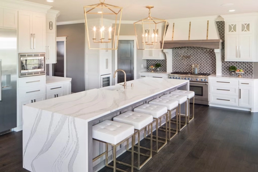 B&agrave;n đảo đ&aacute; v&acirc;n nổi bật mang lại vẻ hiện đại v&agrave; tăng c&ocirc;ng năng cho bếp.