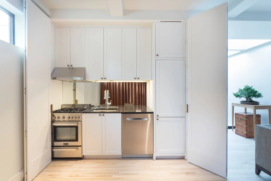 Thiết kế bếp chung cư căn hộ hai phòng ngủ với bố cục tinh gọn và hiện đại