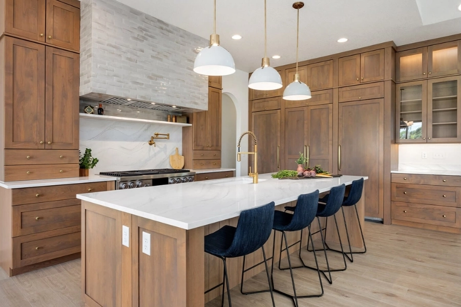 Thiết kế bếp chung cư tân cổ điển nổi bật với đường nét mềm mại và chất liệu cao cấp