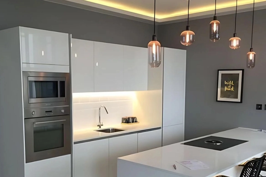 Ánh sáng ấm giúp không gian bếp trở nên thư giãn và sang trọng.