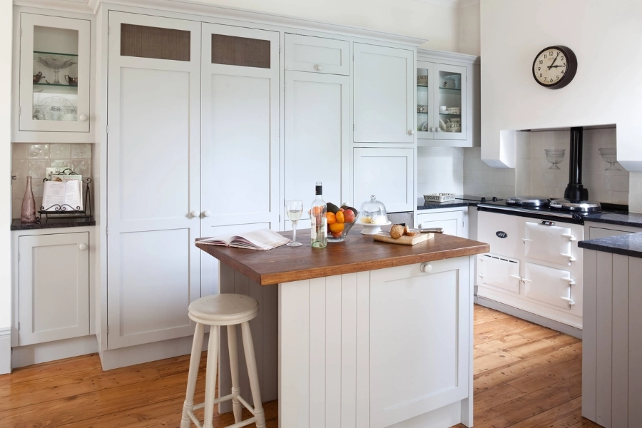 Thiết kế bếp chung cư với bàn đảo tạo điểm nhấn tinh tế.