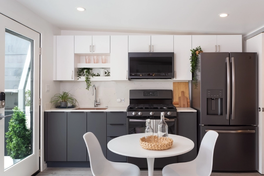 Thiết kế bếp chung cư với tủ bếp chữ I kết hợp màu sáng tạo cảm giác rộng rãi cho căn hộ.