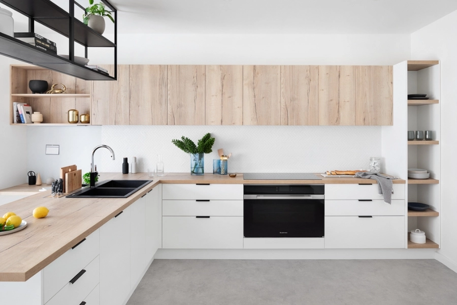 Thiết kế bếp chung cư chữ L mang lại không gian hiện đại và tiện nghi cho căn hộ.