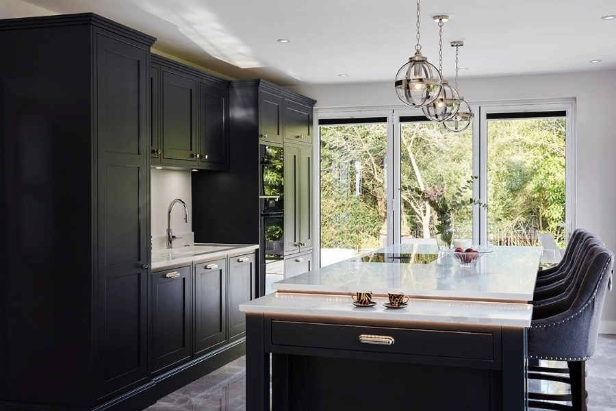 Không gian bếp thoáng sáng nhờ bố trí cửa và ánh sáng hợp lý